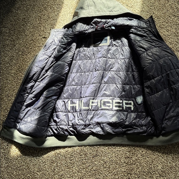 TOMMY HILFIGER SOFT SHELL ACTIVE FILLED BOMBER JACKET - Picture 3 of 5